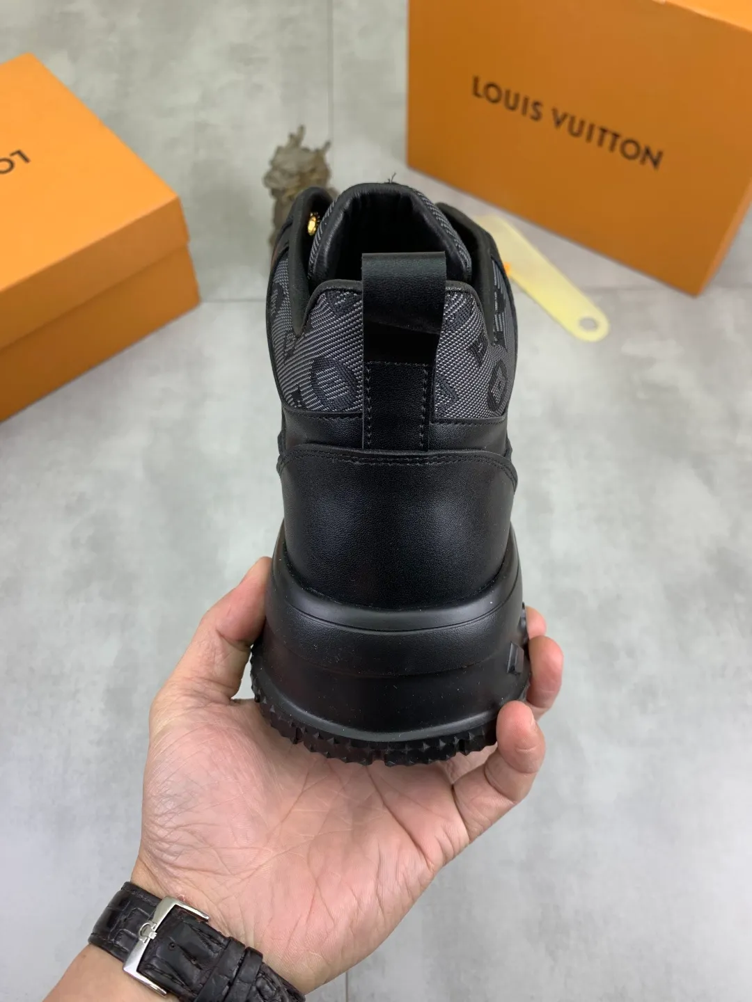 Men's men's shoes 💰P440 new style 💶【LOUIS VUITTON) new high top🍀LV Louis Vuitton *—— LV classic high top trendy shoes! Made of imported original soft calfskin, water-dyed pigskin lining. Original wear-resistant rubber outsole! High quality products! Code number: 38-44 Color: 3️⃣ colors available